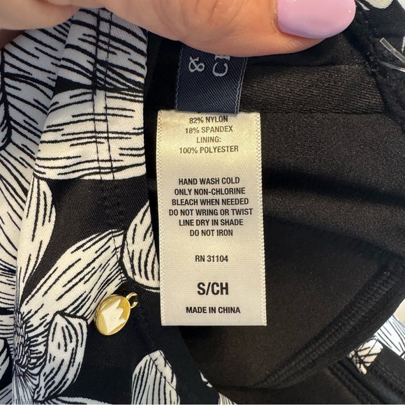 Crown & Ivy NWT Floral Black and White Ruffle Strap One Piece Small Swimsuit - Picture 8 of 12